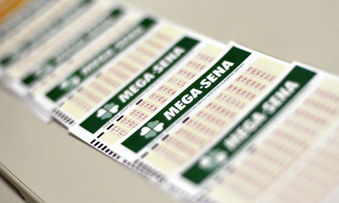 Mega Sena acumula e pode pagar R$ 100 milhões neste domingo
