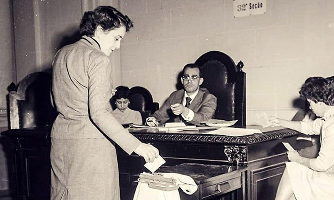 Conquista do voto feminino no Brasil resistiu à misoginia histórica