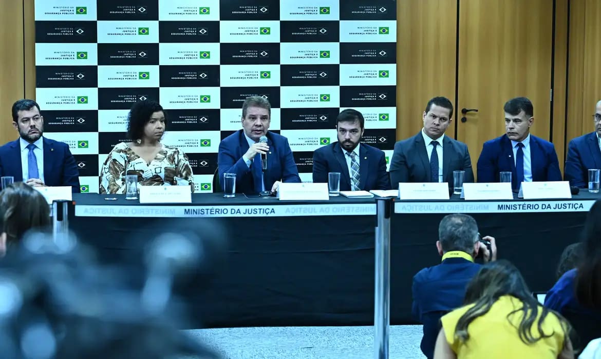Operação Lívia combate rede que induzia jovens a suicídio na internet