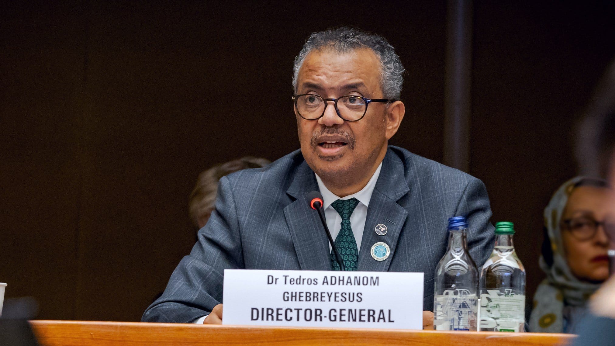 OMS Alerta: Quase 10.000 Vidas Perdidas no Último Mês devido à COVID-19, Impulsionadas por Feriados e Emergência da Nova Variante