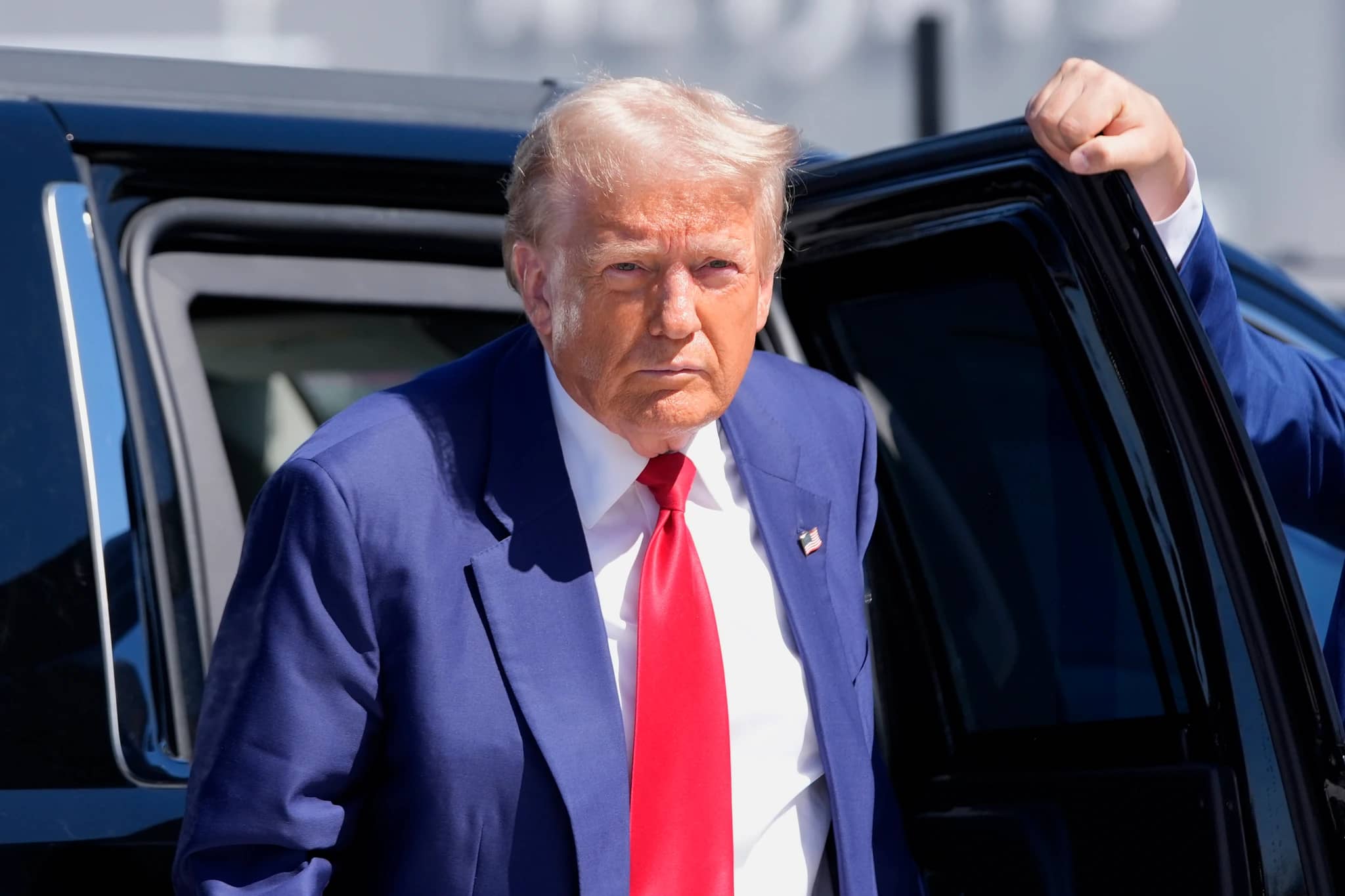 Tiros são disparados nas proximidades de comício de Trump na Flórida, mas ex-presidente não é atingido