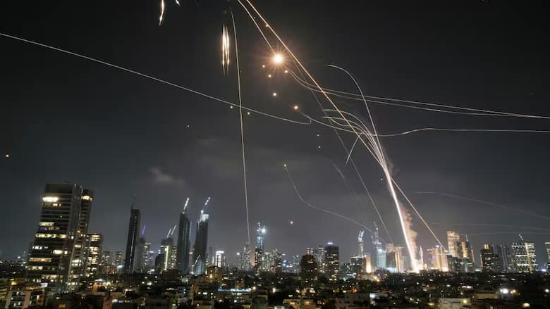 Irã e Israel intensificam conflito com ataques mútuos